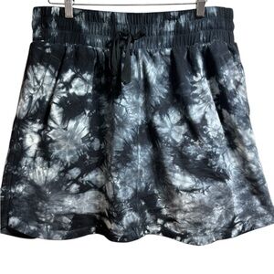 Elegant Tie-Dye Women's Skorts - Black and Gray